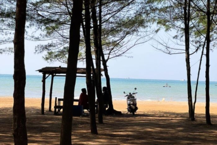 Pantai Midodaren menawarkan pemandangan memukau