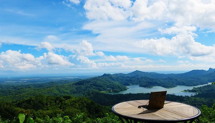 Pemandangan objek wisata alam Kalibiru.   (https://alodiatour.com/Kalibiru)