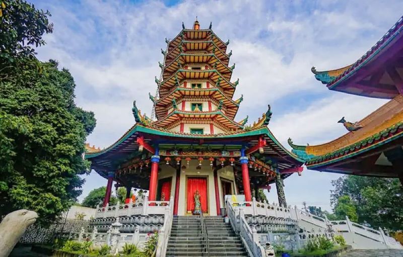 Wisata religi, berlibur sekaligus mengenal tradisi dan budaya agama Buddha di Pagoda Avalokitesvera.