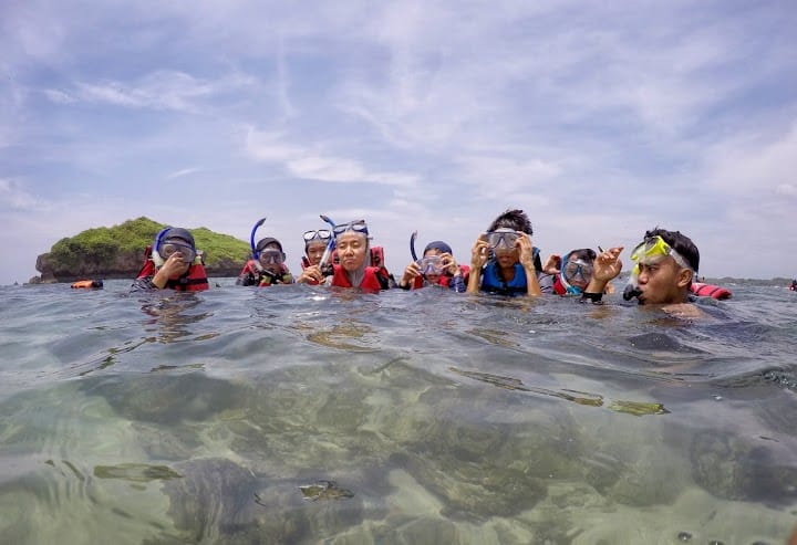 Gambaran aktivitas snorkeling yang asik di Pantai Sadranan.   (Google Maps/Okbrin Lukmana)