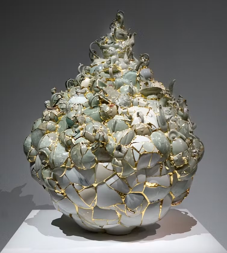 Kintsugi yang modern dan avant-garde dari seri Translated Vase karya seniman Korea, Yeesookyung.  (theconversation.com)
