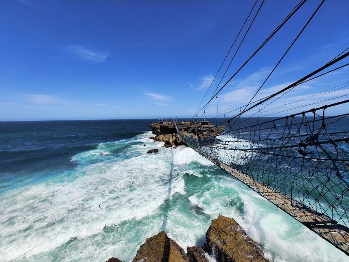 Pemandangan yang memicu adrenalin di Pantai Timang   (Dok. Google Maps/Reymond Kauw)