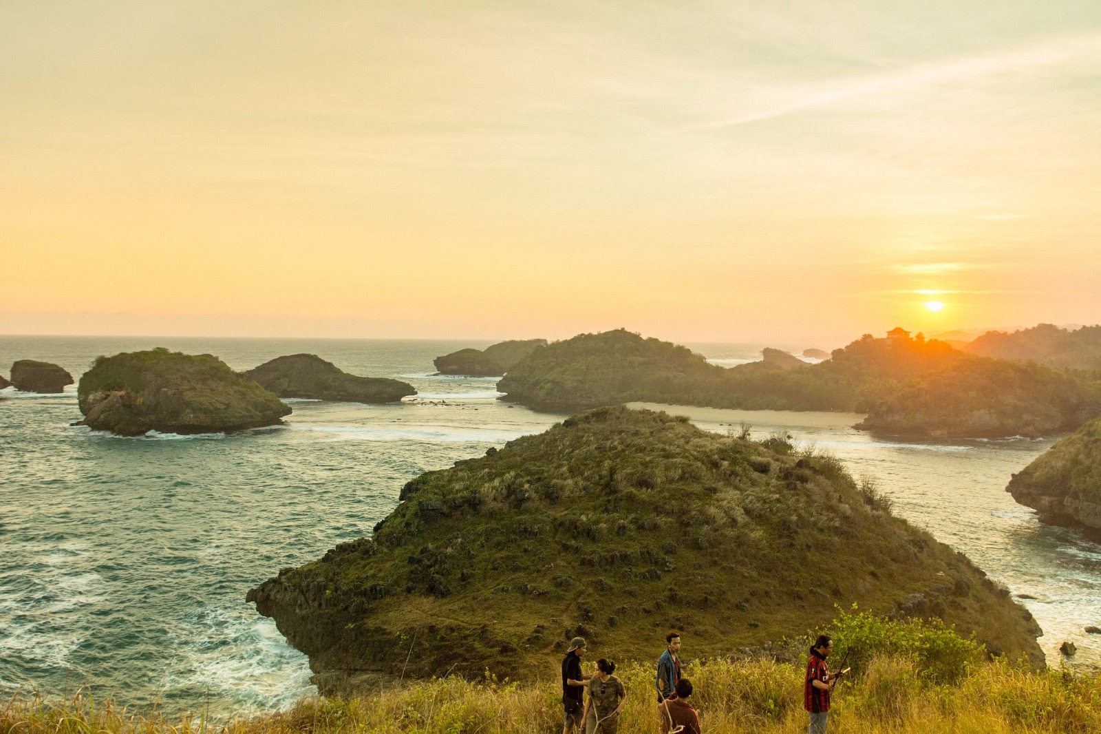 Keindahan sunset yang mempesona di Pantai Kasap.   (tripadvisor.com/kusaeni)