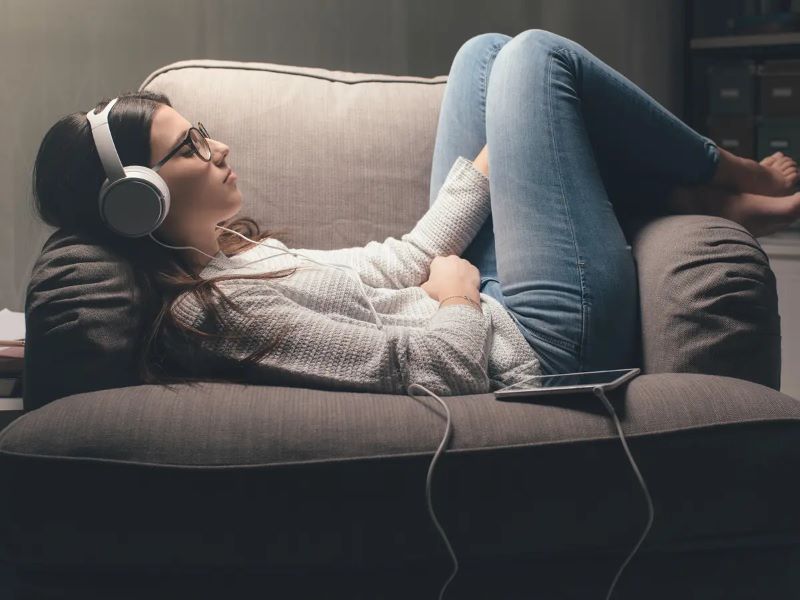 Ilustrasi meningkatkan kualitas tidur dengan mendengarkan lagu Weightless, bye insomnia.