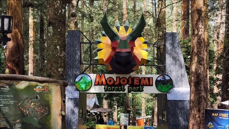 Pintu Masuk Mojosemi Forest Park.