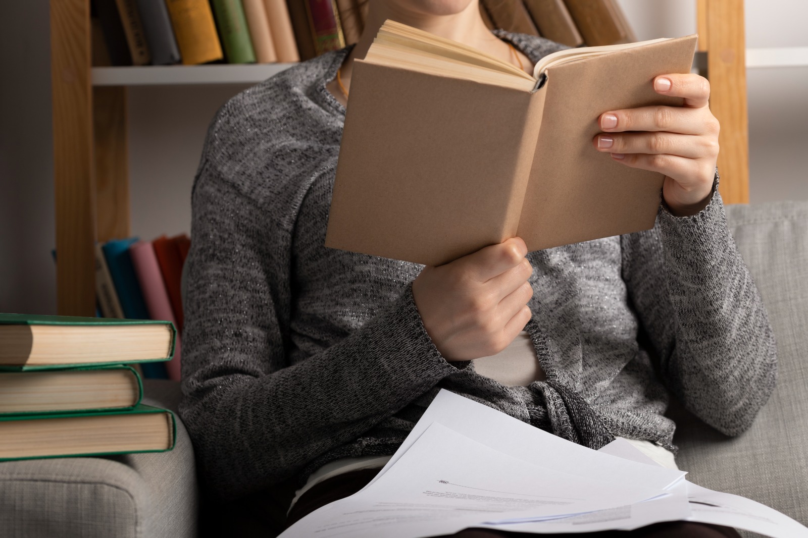 Salah satu aktivitas membaca buku yang bisa dilakukan di waktu hujan.  (Freepik.com)