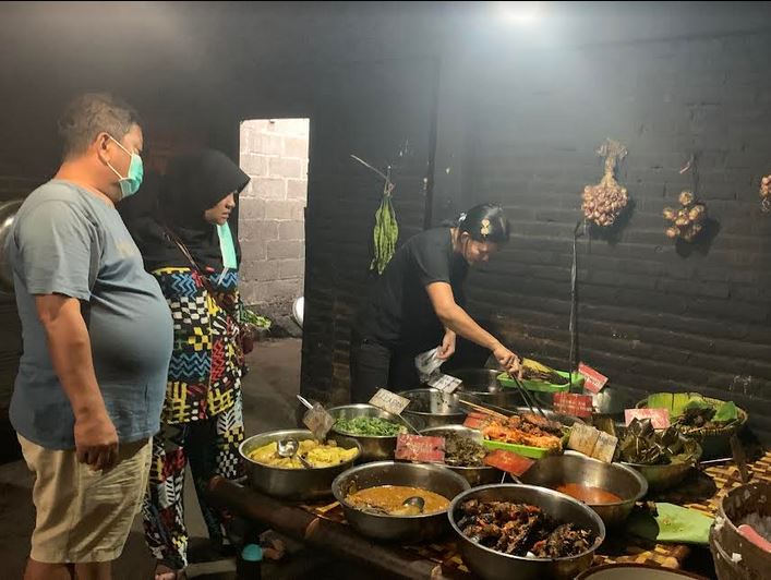 Pengunjung saat memilih menu makanan Mangut Lele Mbah Marto.  (joglojateng.com)