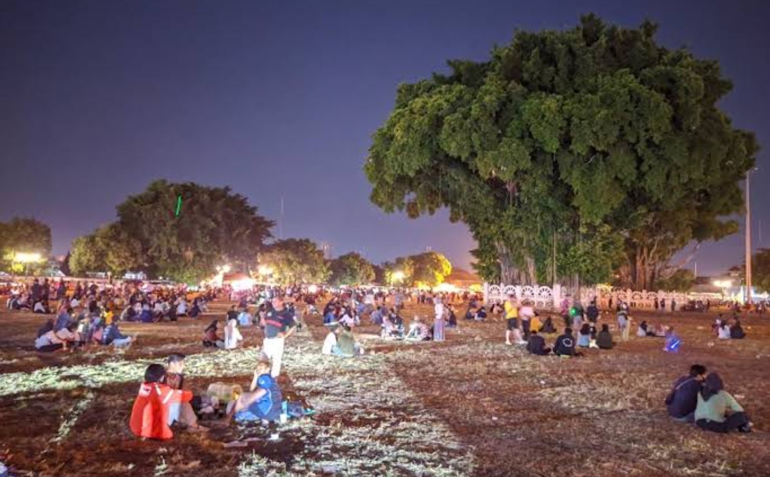 Keramaian Malam Hari di Alun-Alun Kidul Yogyakarta atau biasa disebut Alkid.  (pergiyuk.com)
