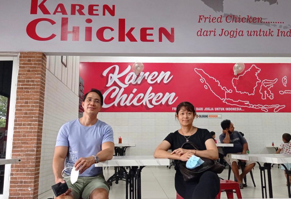 Pendiri dan Pemilik Olive Fried Chicken Jogja, Kunardi Sastrawijaya dan Aurora Sri Rahayu.  (mojok.co)