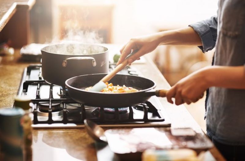 Ilustrasi memasak makanan.