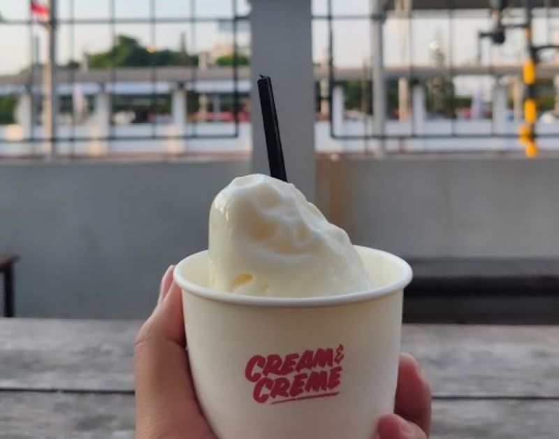 Menikmati Cream Creme sambil menyaksikan kereta api di kawasan Malioboro