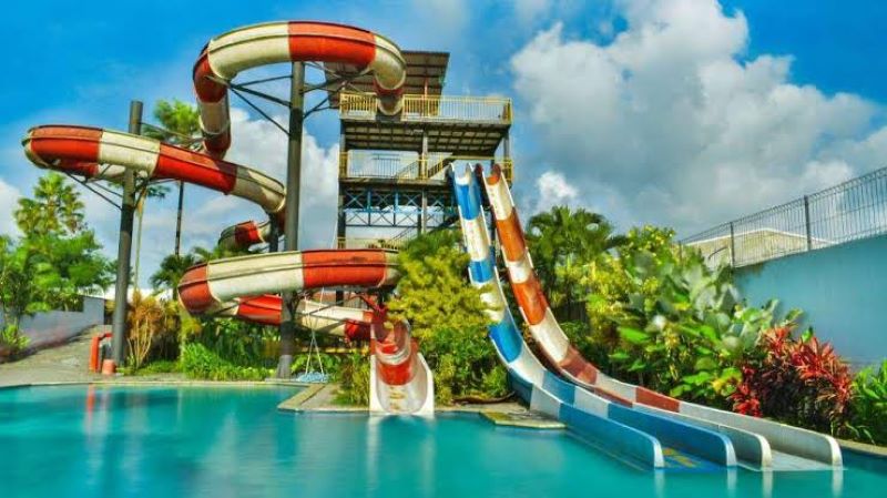 Salah satu destinasi wisata air Balong Waterpark Bnatul, Jogja.