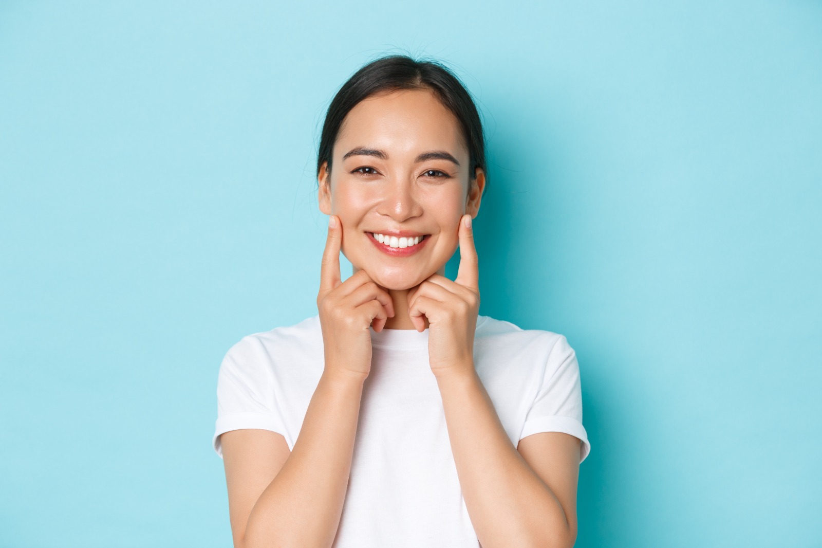 Senyum ceria dengan gigi yang kuat dan sehat.   (freepik.com)