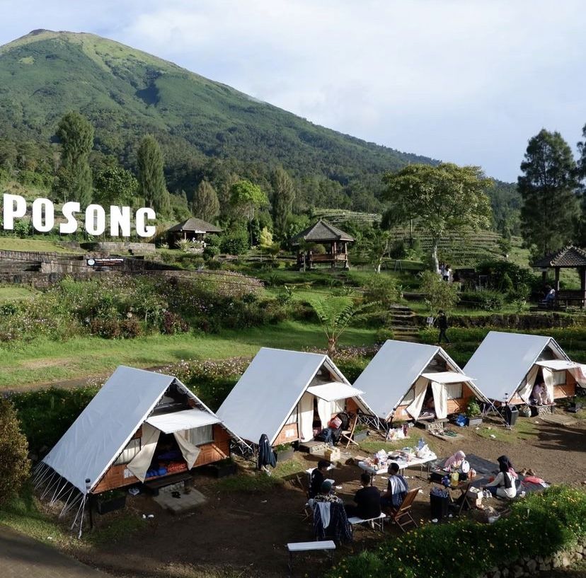 Camping dengan latar Gunung Sindoro di Taman Wisata Posong