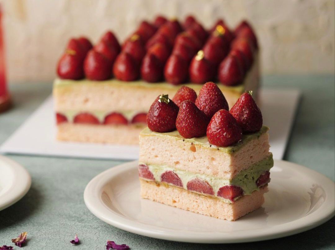 Rossen-berry pistachio cake (Instagram/cheripatisserie.id)