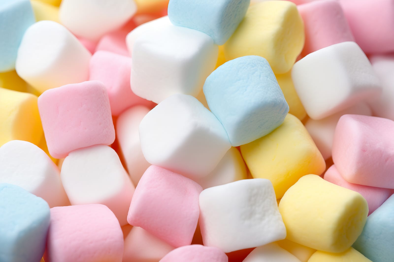Marshmellow, salah satu camilan manis yang lembut dan kenyal dimakan.   (freepik.com)