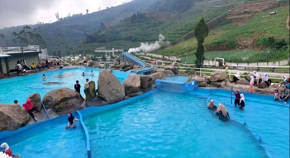 Pesona pemandian air hangat di antara pemandangan hijau yang indah (Sumber: Google Maps Banyu Alam Bitingan)