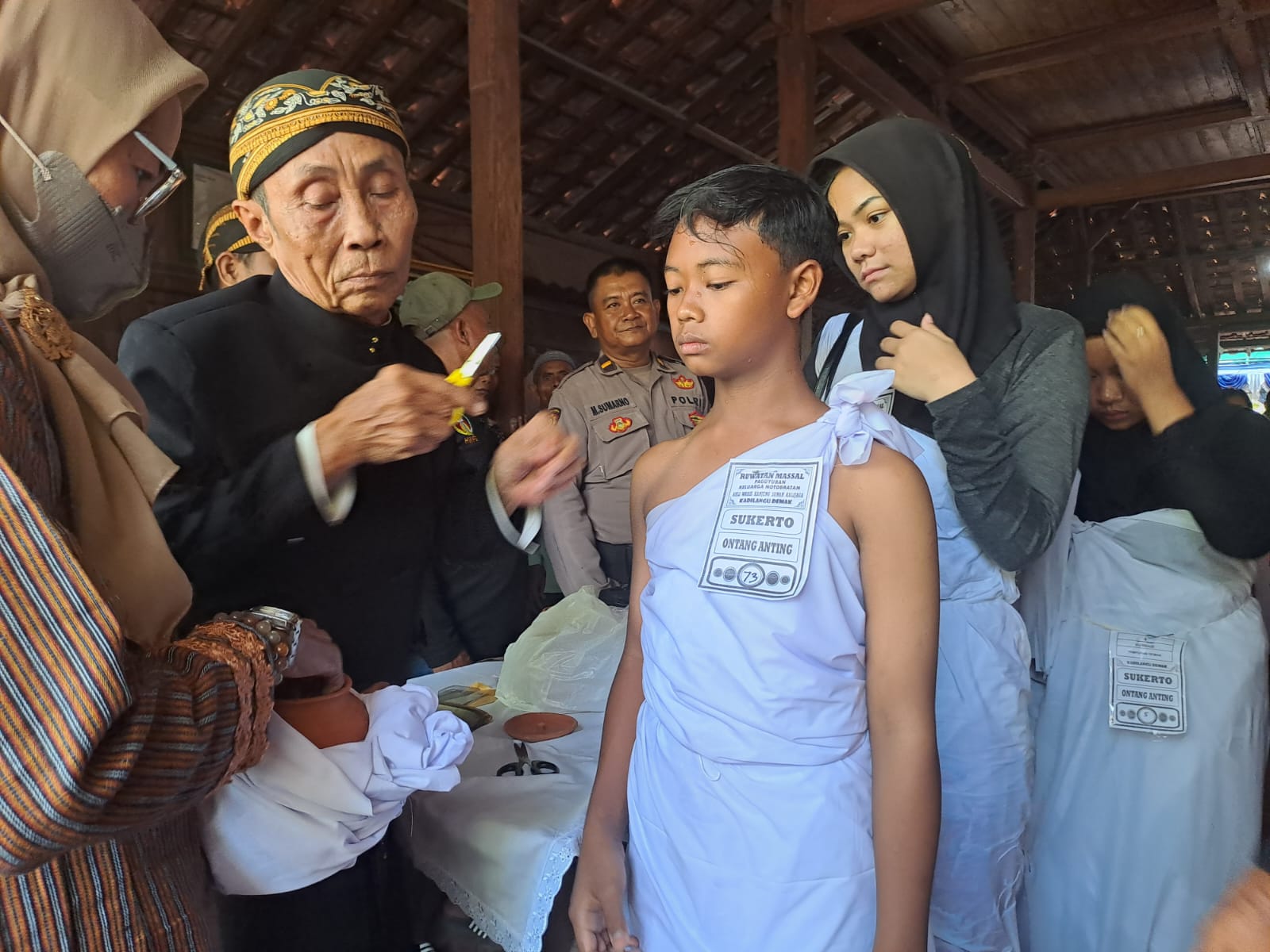 Salah satu prosesi ruwatan yang masih sering dilakukan oleh sebagian masyarakat Jawa di beberapa daerah.