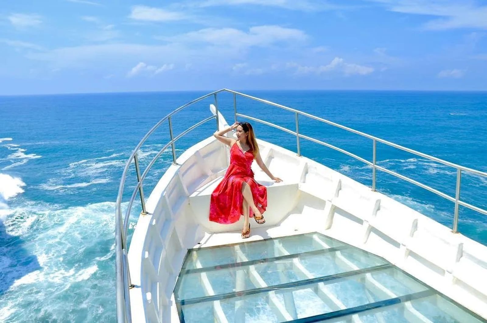 Pesona keindahan laut biru Pantai Nguluran  (Instagram.com/viraliaap)