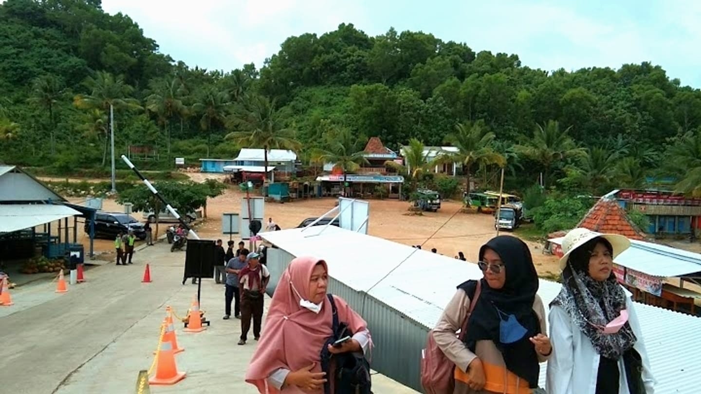 Suasana berlibur bersama keluarga ke Pantai Nguluran   (Doc. Google Maps/Josie Akar)