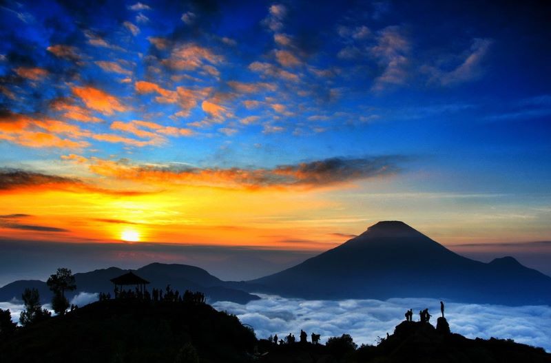 Golden Sunrise Bukit Sikunir Wonosobo, Negeri di atas awan di kala fajar.