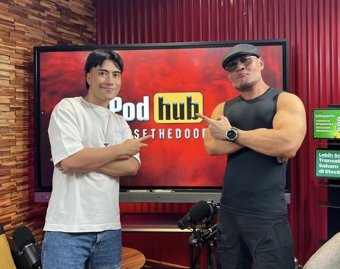 Makin banyaknya konten podcast di sosial media, membicarakan hal menghibur sampai mengdukasi