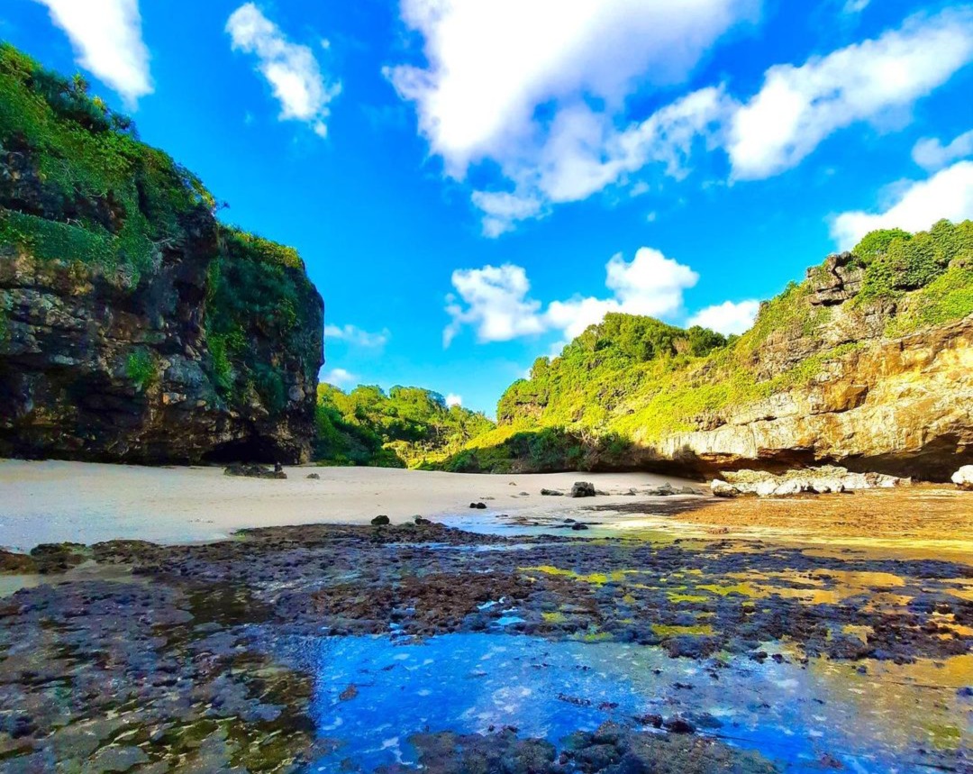 Pesona keindahan yang tampak pada Pantai Ngrawah   (instagram.com/widodaren_beach)
