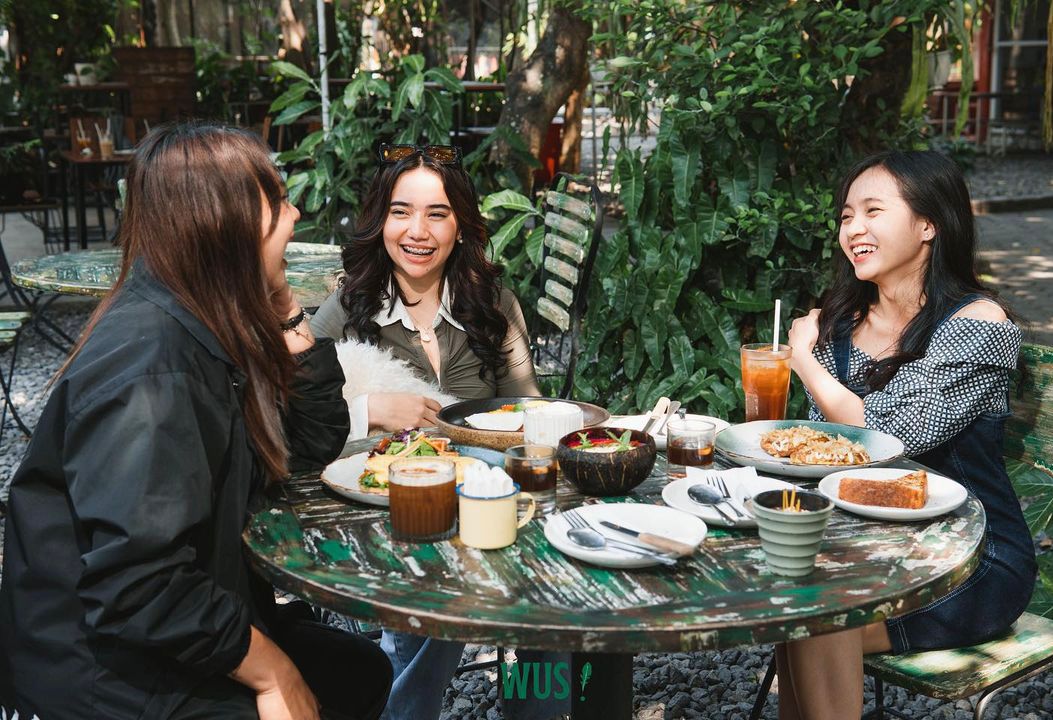 Suasana sarapan di Wake Up Saam! yang cozy dan sejuk di Kledokan Sleman.  (Instagram/deta.pr)