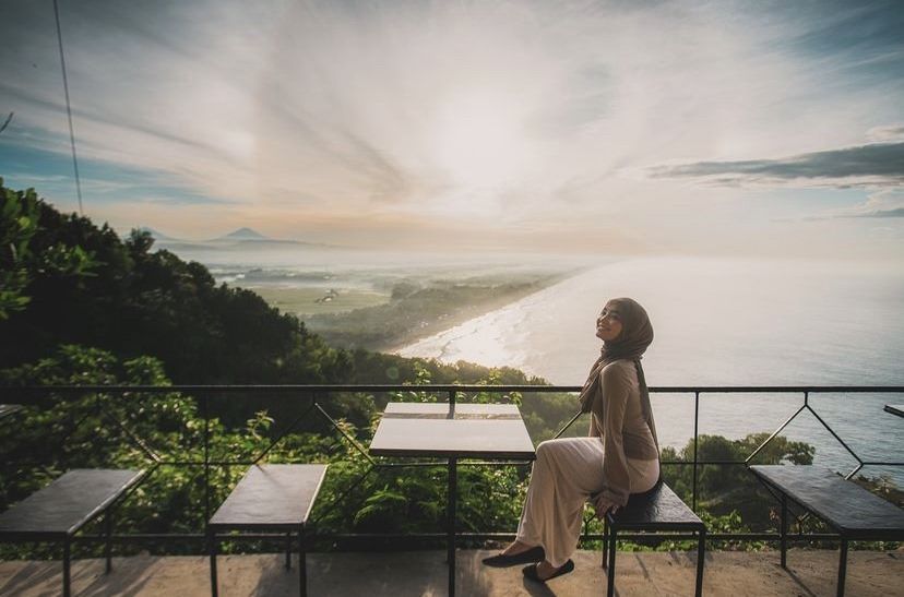 menikamati keindahan laut dari Sagara View of Karangbolong