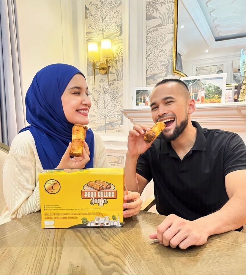 Pasangan artis Tanah Air Shireen Sungkar dan Teuku Wisnu menikmati Abon Gulung Jogja.