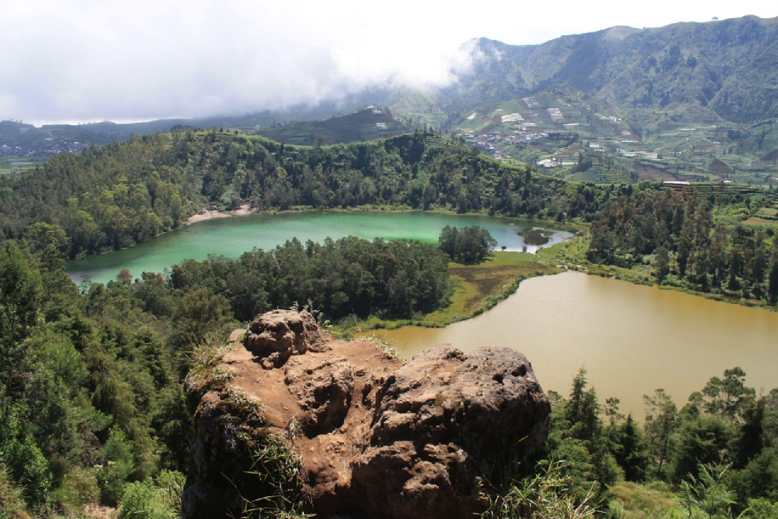 Caption: Batu Pandang Ratapan Angin. (foto: atourin.com)