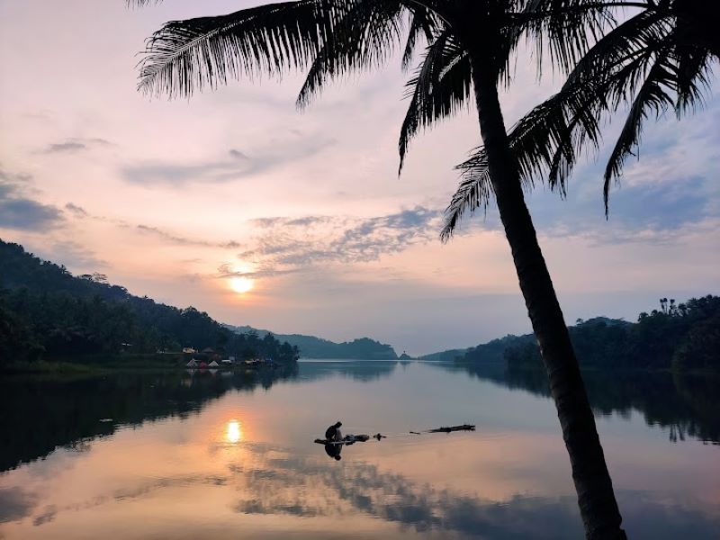 Rasakan keindahan alam dari luasnya Waduk Sermo.