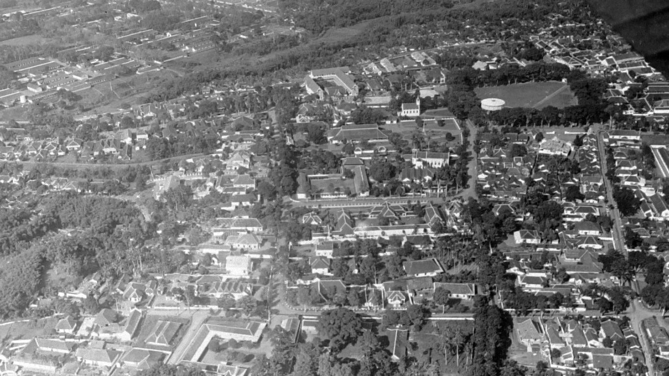 Aerial view kota Magelang yang memperlihatkan kawasan sekitar alun-alun, masa kolonial Belanda. (foto: jejakkolonial.blogspot.com)
