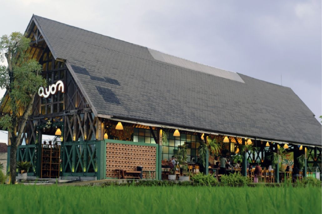 Suasana Ayom dengan pemandangan di tengah hamparan sawah  (Website Ayom Jogja)