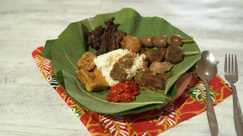 Mecoba Nasi Jamblang nasi yang dibungkus dengan daun jati