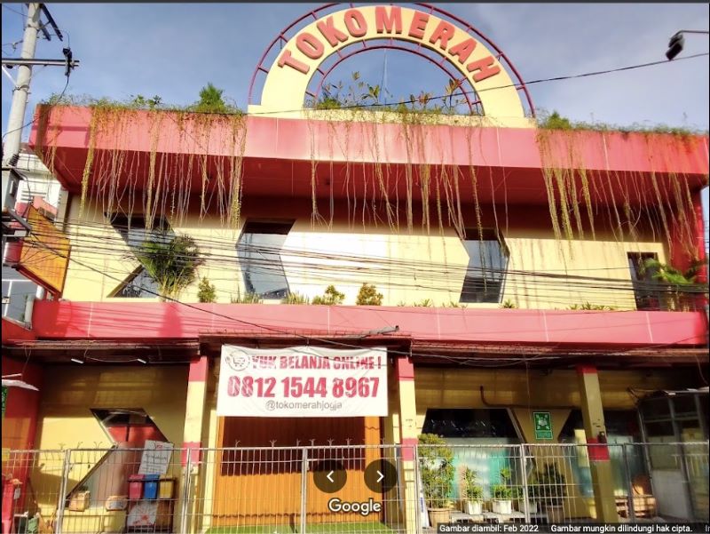 Memasuki tahun ajaran baru sekolah, alat tulis menjadi hal penting yang perlu dipersiapkan.  Sebagai Kota Pelajar, tentunya tidak begitu sulit untuk menemukan toko alat tulis di kota ini.