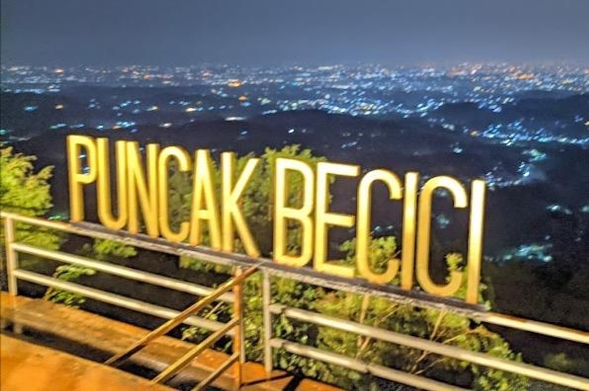 Gemerlap malam Kota Yogyakarta jika dilihat dari area Puncak Becici   ( Doc. Google Maps/Fauzun &ldquo;Genjun&rdquo; )
