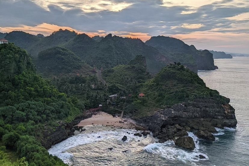 Keindahan Pantai Sembukan dari puncak bukit