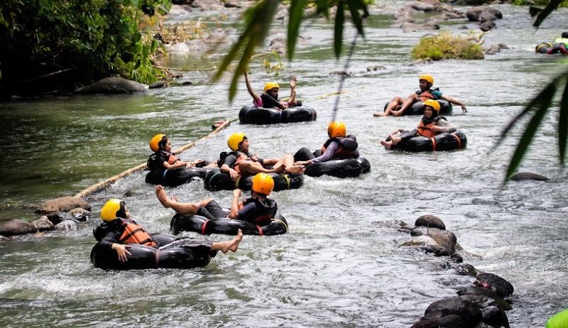 Menikmati wisata river tubing yang menguji adrenalin di New Rivermoon.