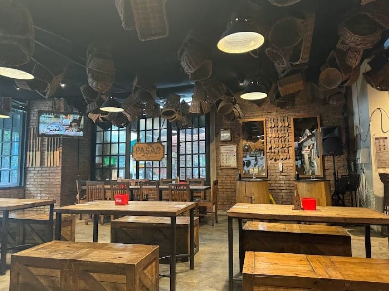 Interior Pasar Cisangkuy yang terlihat khas dengan berbagai hiasan.