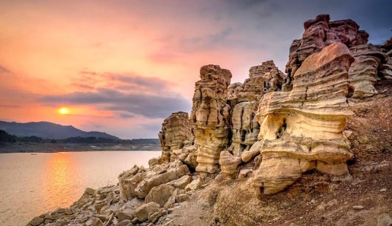 Grand Canyon Wonosobo dengan batu alam yang indah.