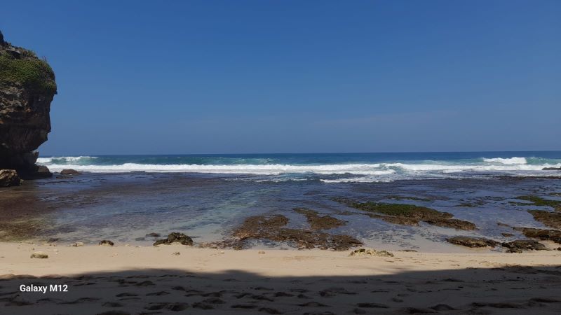 Pesona Pantai Ngrawah Gunungkidul yang menarik dikunjungi saat liburan.