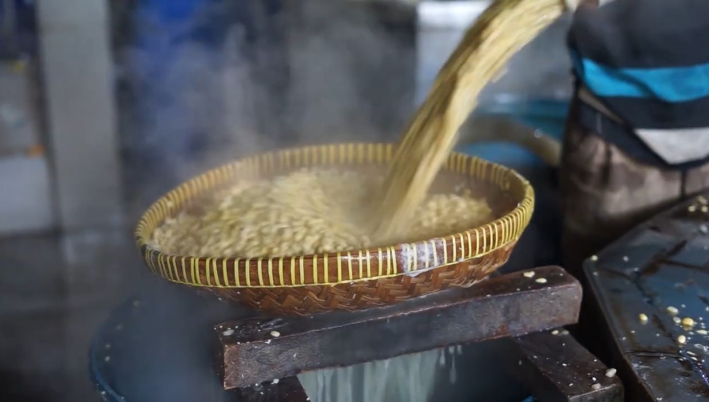 Proses pembuatan tempe Muchlar.  (tangkapan layar Youtube)