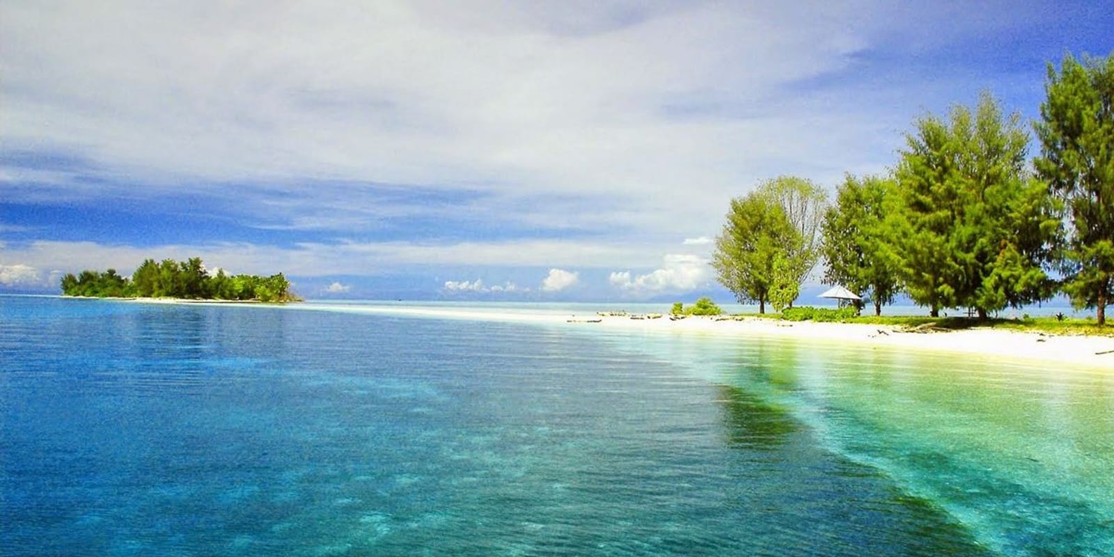 Pemandangan alam yang menawan hingga memanjakan mata di Pulau Dodola, Maluku Utara   (wonderful.pulaumorotaikab.go.id)