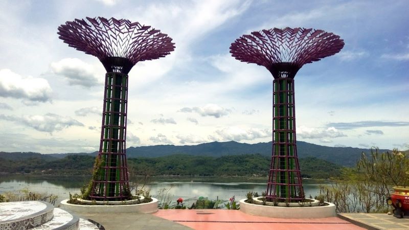 Bukit Sidoguro Klaten yang mempunyai replika Supertree Grove Singapura.