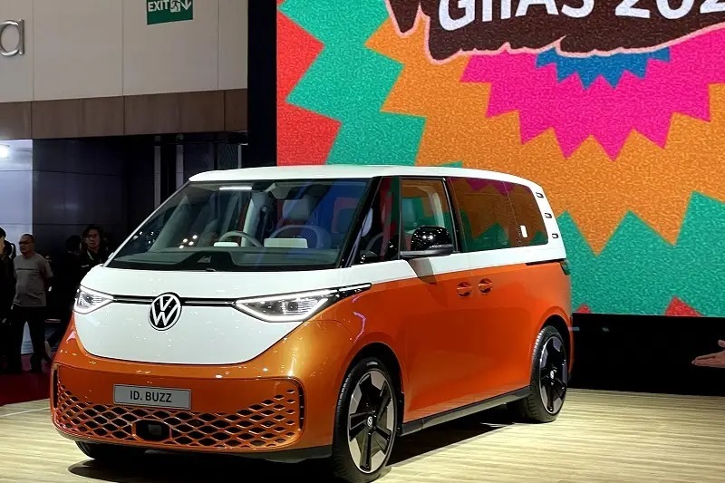 VW ID. Buzz mempertahankan warisan sejarah VW Combi legendaris dengan fitur-fitur futuristik.