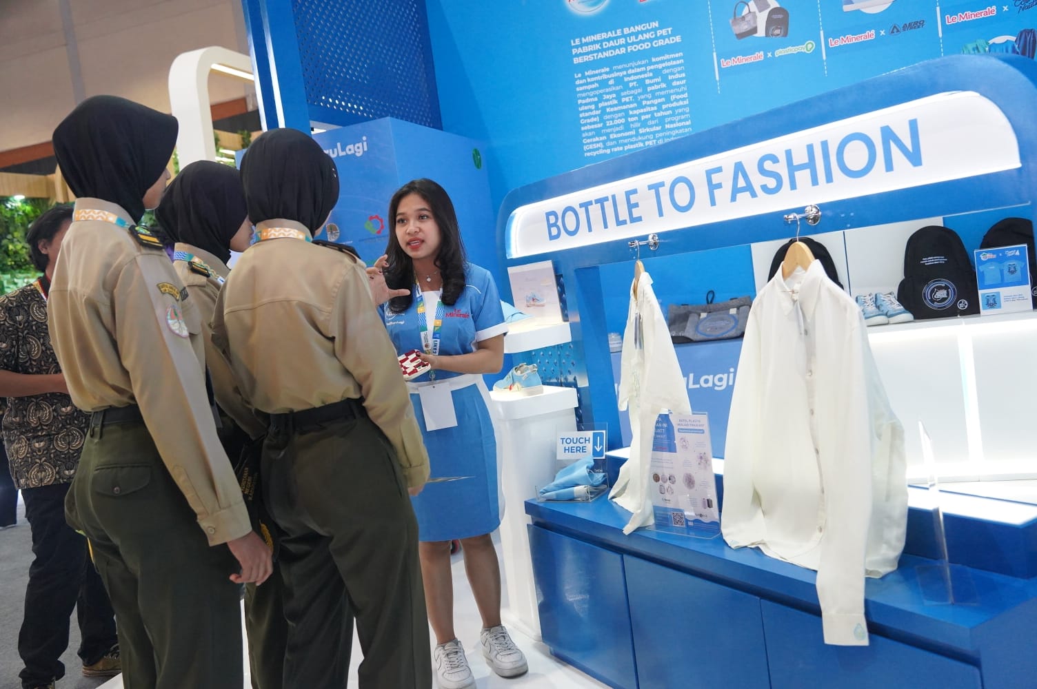 Pengunjung saat menyaksikan produk fashion yang dibuat dari bahan daur ulang botol plastik bekas air mineral di Festival LIKE 2024, Jumat (9/8/2024).   (LE MINERALE FOR RADAR JOGJA)