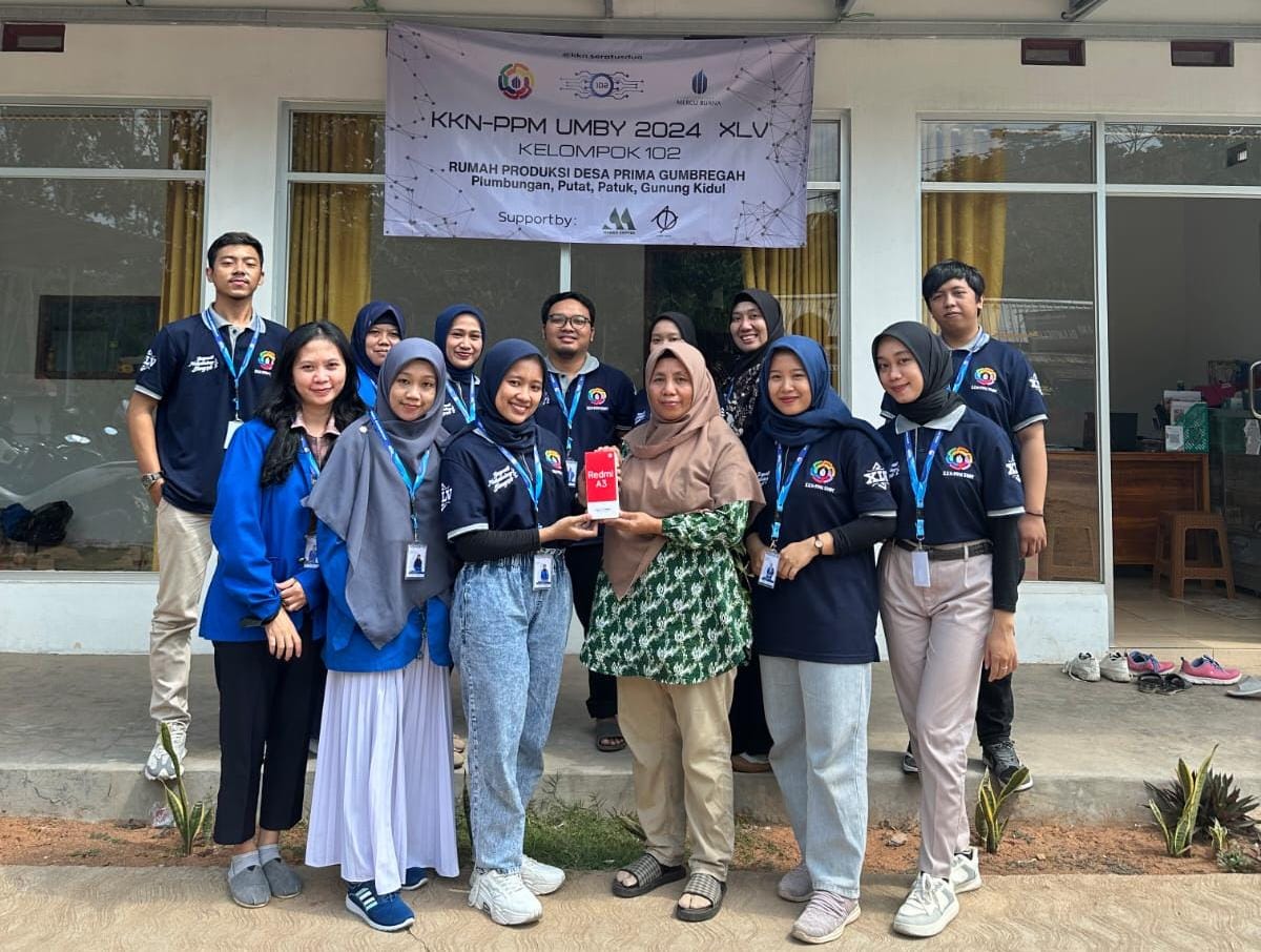 SUPORT - Mahasiswa Kelompok KKN-PPM XLV UMBY saat memberikan smartphone kepada perakilan Desa Prima Gumregah Putat, Patuk akhir pekan lalu   (Doc Kelompok 102 KKN-PPM XLV UMBY untuk Radar Jogja)