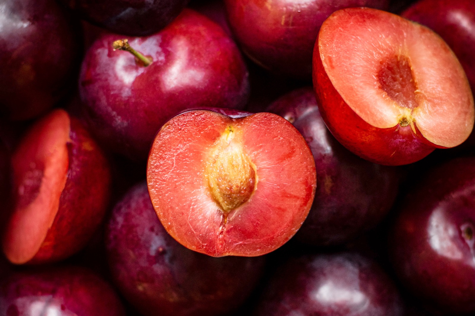 Segar dan kaya manfaat, buah plum jadi teman terbaik untuk kesehatan  (freepik.com)