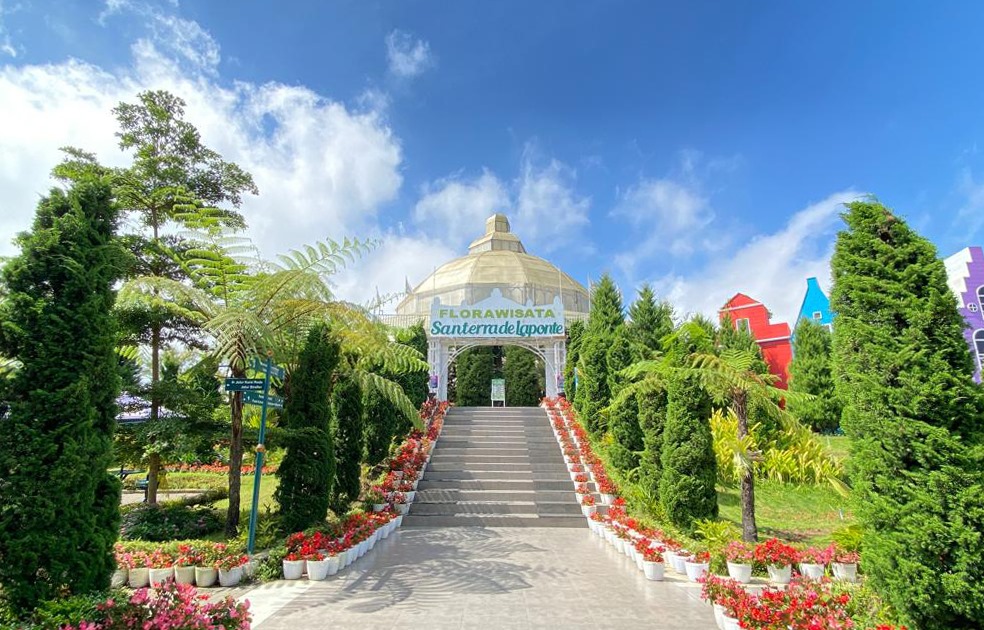 Bagian depan dari Florawisata Santerra de Laponte Malang